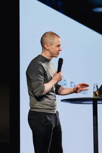 Marius Hauken presenting scandinavian banking apps. foto: Studio Elisenberg